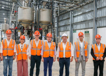 La comitiva estuvo encabezada por el titular del MICM, Ito Bisonó, junto a Pedro Sao Simao, líder de Plataformas Nacionales del Global Plastic Action Partnership (GPAP) del World Economic Forum (WEF), Carlos Añibarro, coordinador de comunicación de GPAP.