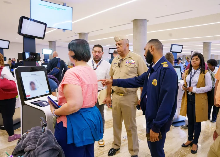 El programa de formación implica conocimientos especializados sobre técnicas de control y gestión migratoria, principios y valores institucionales.