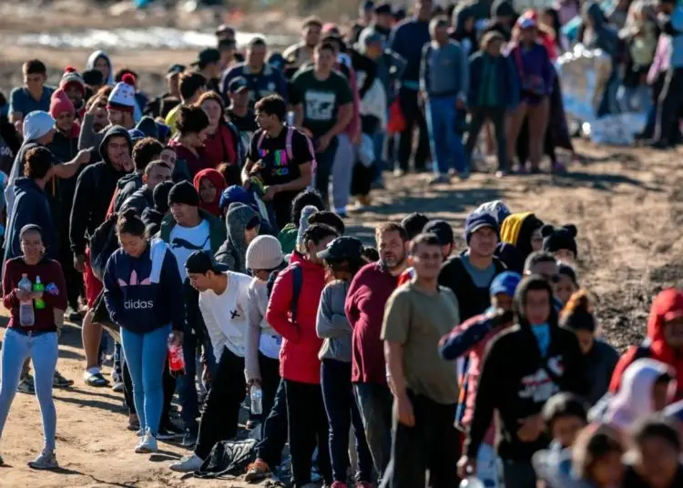 De igual modo, Estados Unidos recibió a 327,900 extranjeros que ingresaron por la frontera con Canadá.