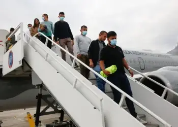 Los migrantes fueron recibidos por una delegación de la Presidencia, el Ministerio de Relaciones Exteriores, la FAC, Migración Colombia, el Instituto Colombiano de Bienestar Familiar (ICBF), la Alcaldía de Bogotá y la Cruz Roja.