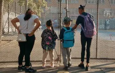 En el sur de Manhattan, la ecuatoriana Angelita, con dos niños a su cargo, también sacó de la escuela a su hijo de siete años, pero hoy lo volvió a enviar para ocuparse de un bebé de cinco meses.