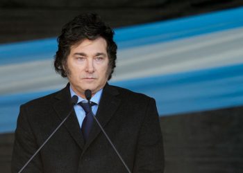 Daza nació en Buenos Aires en 1958, pero tiene nacionalidad de Chile como hijo del diplomático chileno Pedro Daza Valenzuela.