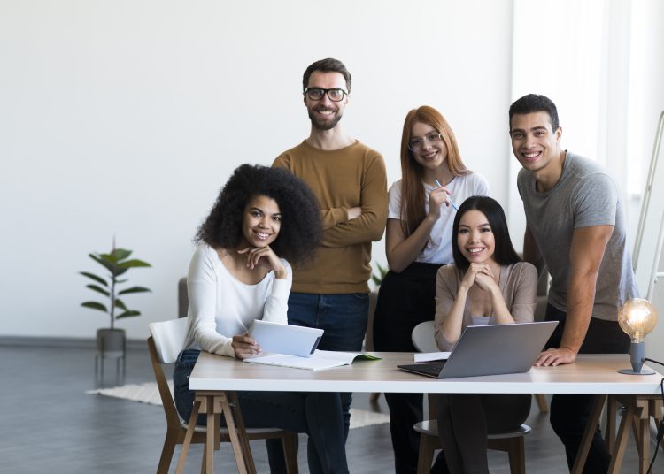 La nueva encuesta sobre consumidores en EEUU reveló cómo los millennials adinerados manejan su dinero.
