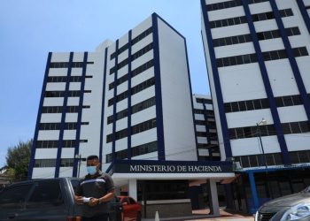 Según el Banco Central de Reserva (BCR), la deuda pública de El Salvador ascendía al cierre de 2023 a US$34,015 millones, equivalentes al 82% del PIB salvadoreño.