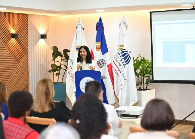 La presentación de la carta compromiso estuvo a cargo de la directora de Planificación y Desarrollo del Ministerio de la Mujer, Esminia Jiménez.