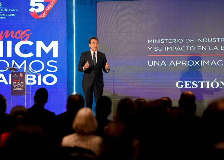 Ministro Víctor Ito Bisonó presentó el estudio. | Fuente externa.