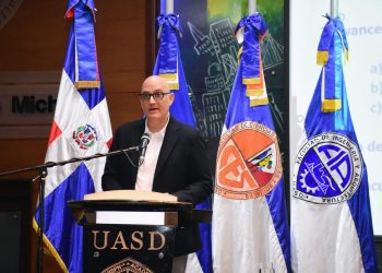 El funcionario abordó la visión a futuro del sector energético y avances en el ODS sobre energía asequible y no contaminante.