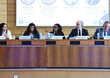 La estrategia, presentada en la Unesco, promueve el uso de la IA y pensamiento computacional para mejorar el aprendizaje y reducir brechas educativas.