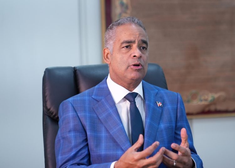 Ministro destaca necesidad de balance entre economía y medio ambiente.