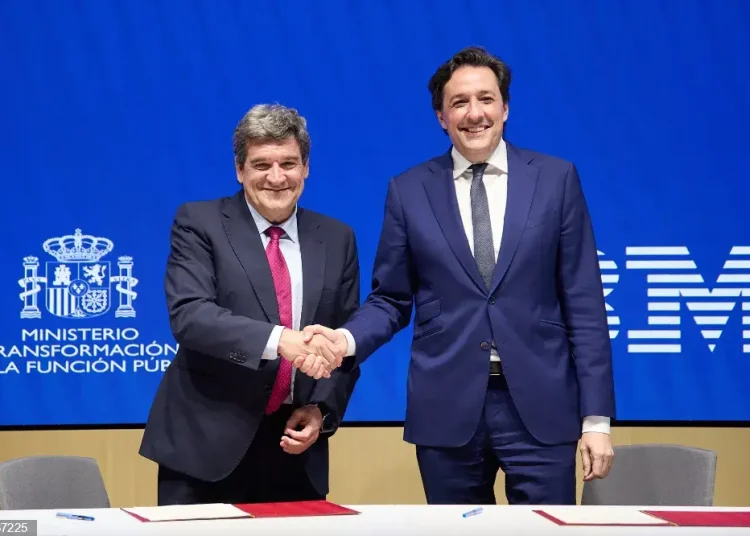 El ministro para la Transformación Digital y de la Función Pública, José Luis Escrivá (i), posa junto al vicepresidente de IBM y director de IBM Research, Darío Gil (d), en la sede del Ministerio.