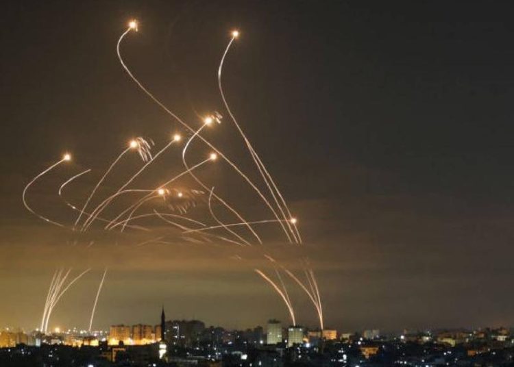 El portavoz del Ejército, Daniel Hagari, aseguró que estos impactos se produjeron en el centro y sur de Israel.