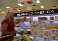 Mujer compra cosméticos. | Ronny Cruz.
