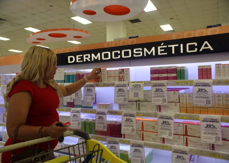 Mujer compra cosméticos. | Ronny Cruz.