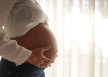 La mortalidad materna mundial alcanza niveles alarmantes en 2023, destacando la urgencia de mejorar la atención prenatal y posparto.
