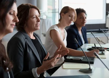 Redondo ha destacado que la ley de paridad "remueve una injusticia histórica", que es la falta real de oportunidades para que las mujeres lleguen a puestos de responsabilidad gracias a sus méritos y capacidades.