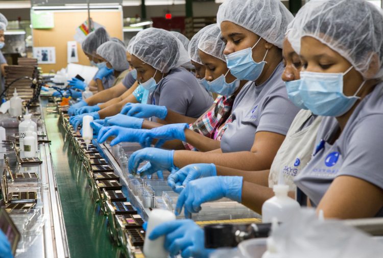 Mujeres lideran la participación laboral en esta industria en República Dominicana.