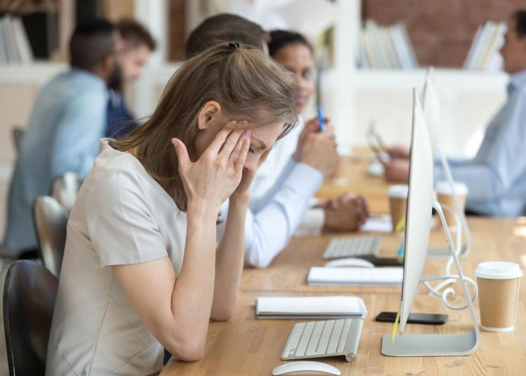 Más allá del entorno laboral, de acuerdo con el estudio, las mujeres continúan asumiendo la mayor parte de las responsabilidades domésticas y de cuidado.