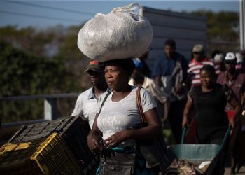 Un informe titulado “Consultoría Unión Europea Zona Fronteriza”, publicado por el MEPyD en enero de este año, revela que las vendedoras haitianas, en particular, lideran la venta de ropa, carteras, zapatos y otros artículos tanto de vestir como del hogar.