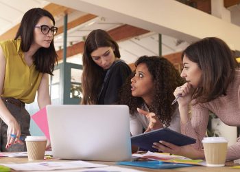 Al sacar el promedio general con cierre al 31 de diciembre de 2020, las mujeres cotizan un promedio salarial de RD$24,992.10 mensual. | Fuente externa