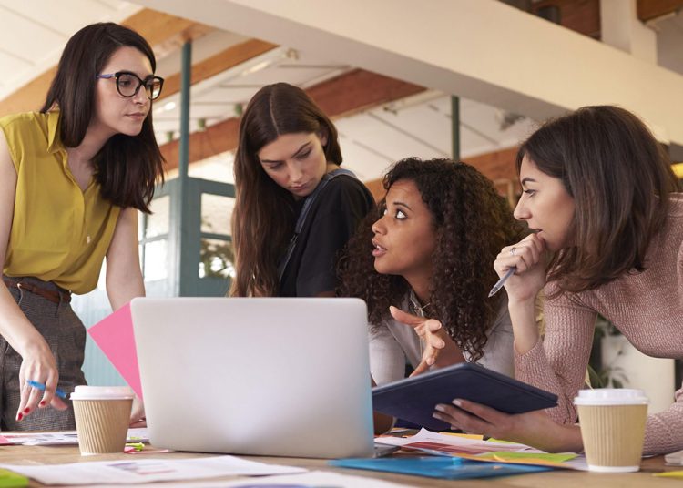 Al sacar el promedio general con cierre al 31 de diciembre de 2020, las mujeres cotizan un promedio salarial de RD$24,992.10 mensual. | Fuente externa