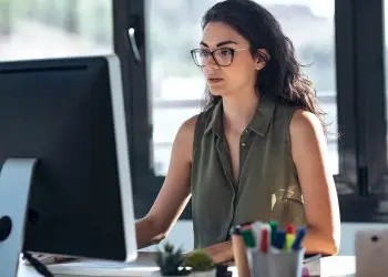 A fin de evitar los fraudes financieros, el 77% de las mujeres latinoamericanas utiliza antivirus o soluciones de ciberseguridad en sus dispositivos para proteger su banca en línea.