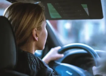 Las mujeres entre 26 y 35 años representan el grupo con mayor participación, con un 26.5% del total de vehículos registrados por mujeres.