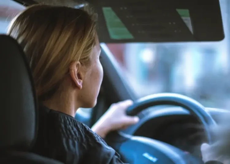 Las mujeres entre 26 y 35 años representan el grupo con mayor participación, con un 26.5% del total de vehículos registrados por mujeres.