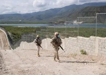 Al tiempo, en las calles de Pedernales es común ver operativos en busca de migrantes en situación irregular.
