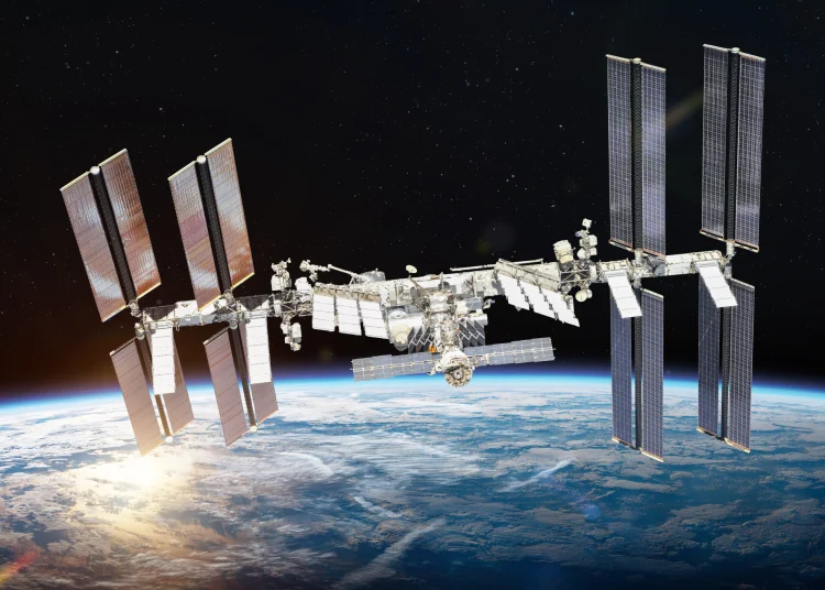 SpaceX debe desarrollar el vehículo y entregarlo a la NASA, que será responsable de operarlo y de las misiones para destruir la EEI en la reentrada segura en la atmósfera terrestre.
