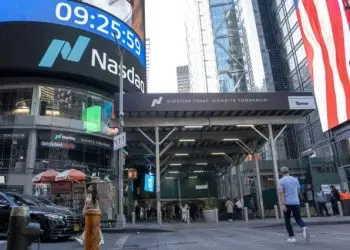 Dow Jones subía un 0.47%, hasta los 43,590 puntos.