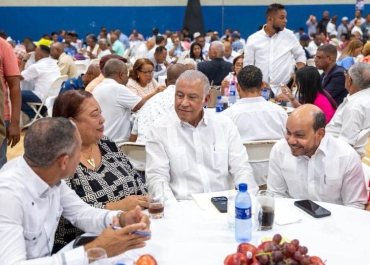 Andrés Bautista, y el director general de Impuestos Internos, Luis Valdez, encabezaron un almuerzo navideño en el sector Cristo Rey.