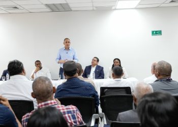 El funcionario motivó al personal a fortalecer la lucha contra los ilícitos aduaneros.