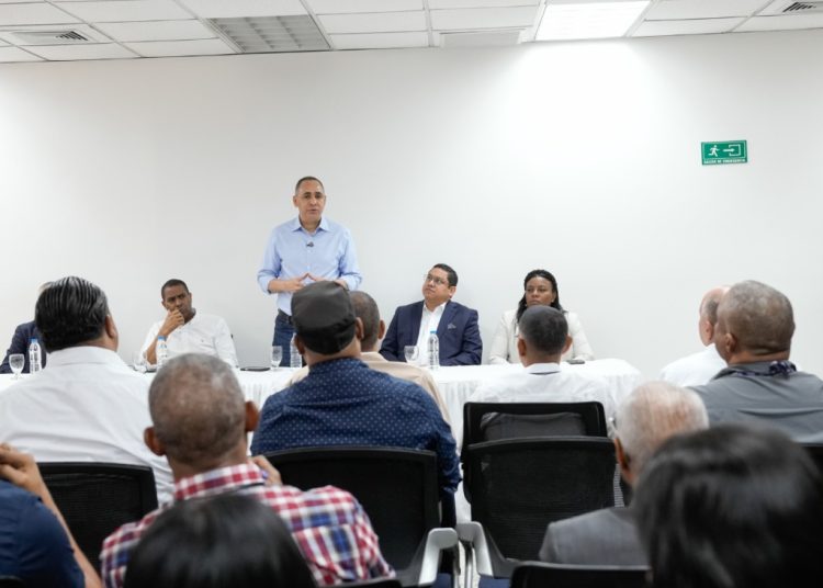 El funcionario motivó al personal a fortalecer la lucha contra los ilícitos aduaneros.