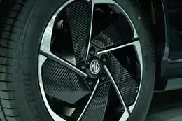 Según datos de Bruselas, la industria del neumático emplea directamente a 75,000 personas en 14 Estados miembro de la UE y alimenta a la industria automovilística de la UE.