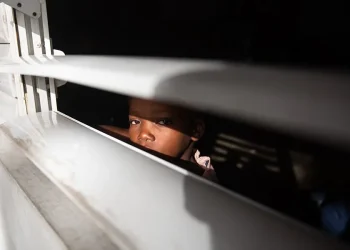 La directora de Save the Children en Haití, Chantal Sylvie Imbeault, afirma que los grupos armados queman barrios enteros, los niños quedan atrapados en el fuego cruzado y se priva a las familias de sus derechos más básicos en cuanto a atención sanitaria, alimentos y agua potable.