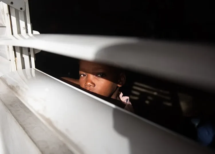 La directora de Save the Children en Haití, Chantal Sylvie Imbeault, afirma que los grupos armados queman barrios enteros, los niños quedan atrapados en el fuego cruzado y se priva a las familias de sus derechos más básicos en cuanto a atención sanitaria, alimentos y agua potable.