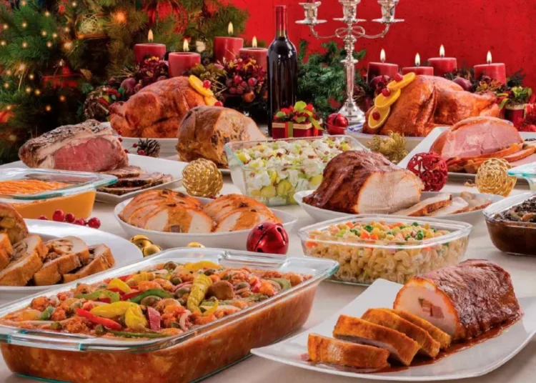 Durante las festividades navideñas son tradición el pollo y cerdo horneados, los espaguetis, lasañas y pastelones de plátano maduro.