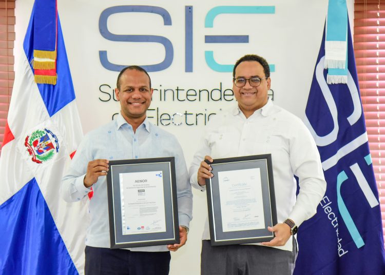 El certificado fue entregado al superintendente de Electricidad, Andrés Astacio Polanco, por parte del director de Aenor, Ariel Espejo.