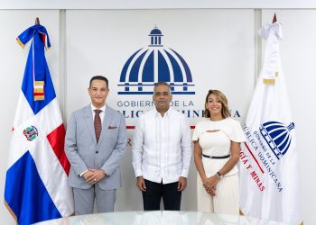 Santos Echavarría motivó a los nuevos funcionarios a realizar una gestión viable en beneficio del país.