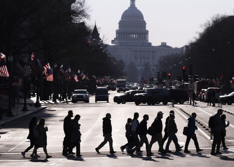 En el quinto mes de 2025, el empleo continuó su tendencia al alza en los sectores de la salud, el ocio y la hostelería.