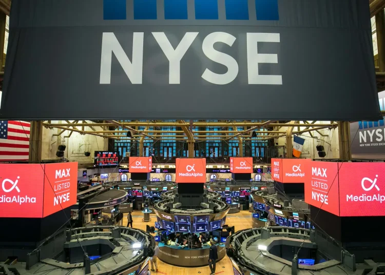 Por sectores, encabezaban las ganancias el de bienes no esenciales (0.71%) y el de bienes esenciales (0.33%), mientras que las mayores pérdidas eran para el energético (-0.64%) y el inmobiliario (-0.26%).