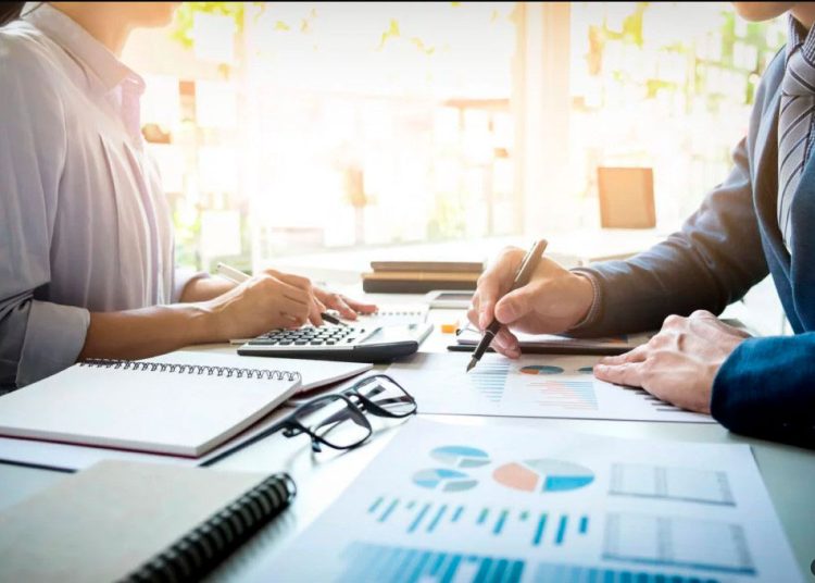 Las tasas de desempleo juvenil casi triplican las de desempleo adulto en la región latinoamericana.