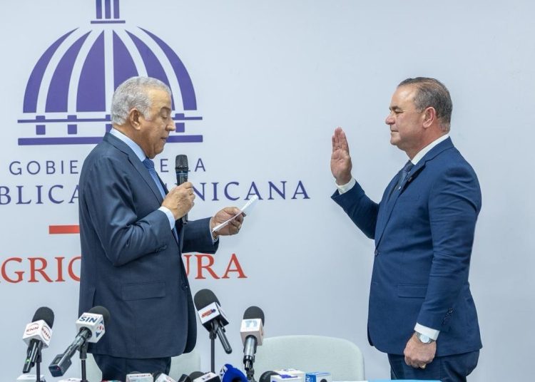 El ministro Oliverio fue juramentado por el ministro administrativo de la Presidencia, Andrés Bautista.