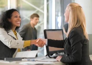 En el país existe un grupo de personas que no se sienten cómodas utilizando aplicaciones móviles o abriendo cuentas bancarias por esa vía. - Fuente externa.