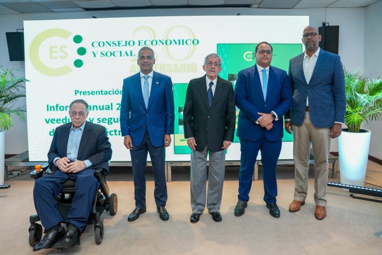 En el encuentro participaron el presidente del CUED, Celso Marranzini; el superintendente de Electricidad, Andrés Astacio; el representante del sector empresarial, Joan Genao; así como otras autoridades del sector eléctrico y miembros del CES.