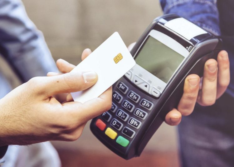 Al desglosar los datos proporcionados por el Banco Central, se evidencia que el sector servicios lidera las transacciones realizadas en terminales de puntos de venta, alcanzando un volumen ascendente a 102,763,003 operaciones. - Fuente externa.