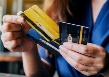 Los grupos con ingresos más bajos se encuentran en una situación especialmente vulnerable, exhibiendo niveles elevados de deuda y morosidad.