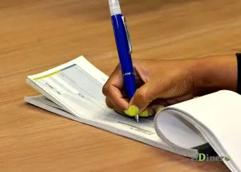 Este gravamen se calcula a una tasa de 0.0015 por 1,000 (0.15%), aplicándose al valor de los cheques pagados por entidades de intermediación financiera.