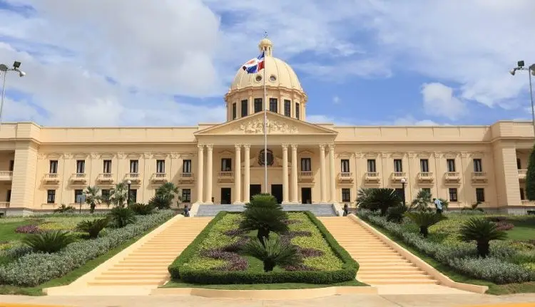 Los recursos para el pago de intereses de deuda pública absorbieron RD$258.814.4 millones (18%) y para cubrir las pérdidas y déficit de las empresas distribuidoras de electricidad se destinaron RD$92,972.2 millones, un 6.5% de las erogaciones totales.