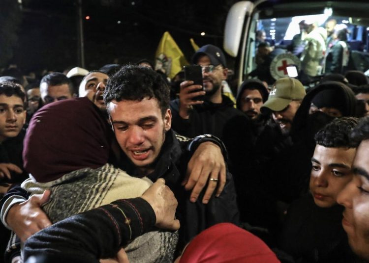 La puesta en libertad de los presos palestinos se produce tras la liberación de tres rehenes israelíes en Gaza.